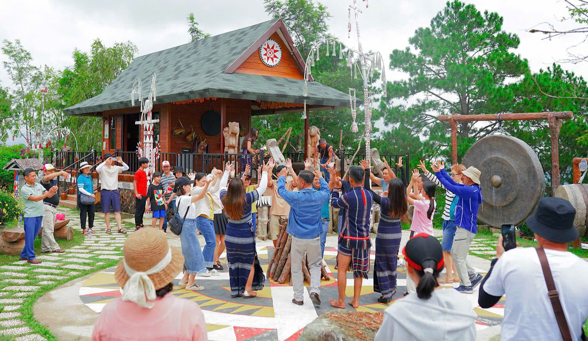Cảng hàng không quốc tế Liên Khương tạm dừng, du lịch Lâm Đồng “chững nhịp” nhưng không chững sức hút- Ảnh 2.