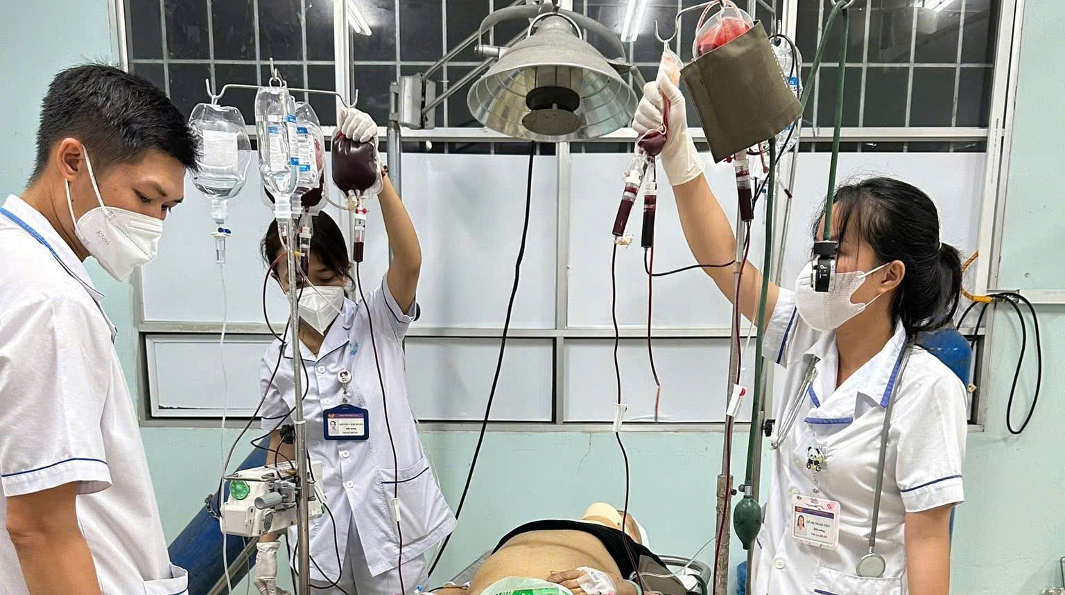 4 thầy thuốc Bệnh viện Đa khoa khu vực La Gi hiến máu cứu người giữa “giờ vàng” sinh tử- Ảnh 4. 4 thầy thuốc Bệnh viện Đa khoa khu vực La Gi hiến máu cứu người giữa “giờ vàng” sinh tử- Ảnh 4.