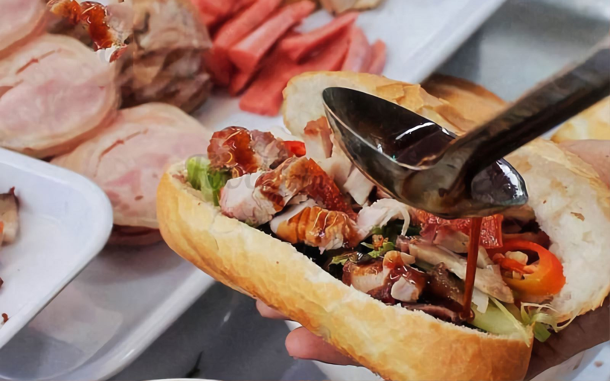 TP.HCM: 17 ca ngộ độc thực phẩm sau khi ăn bánh mì tại tiệm A.C. trên đường Phan Văn Trị