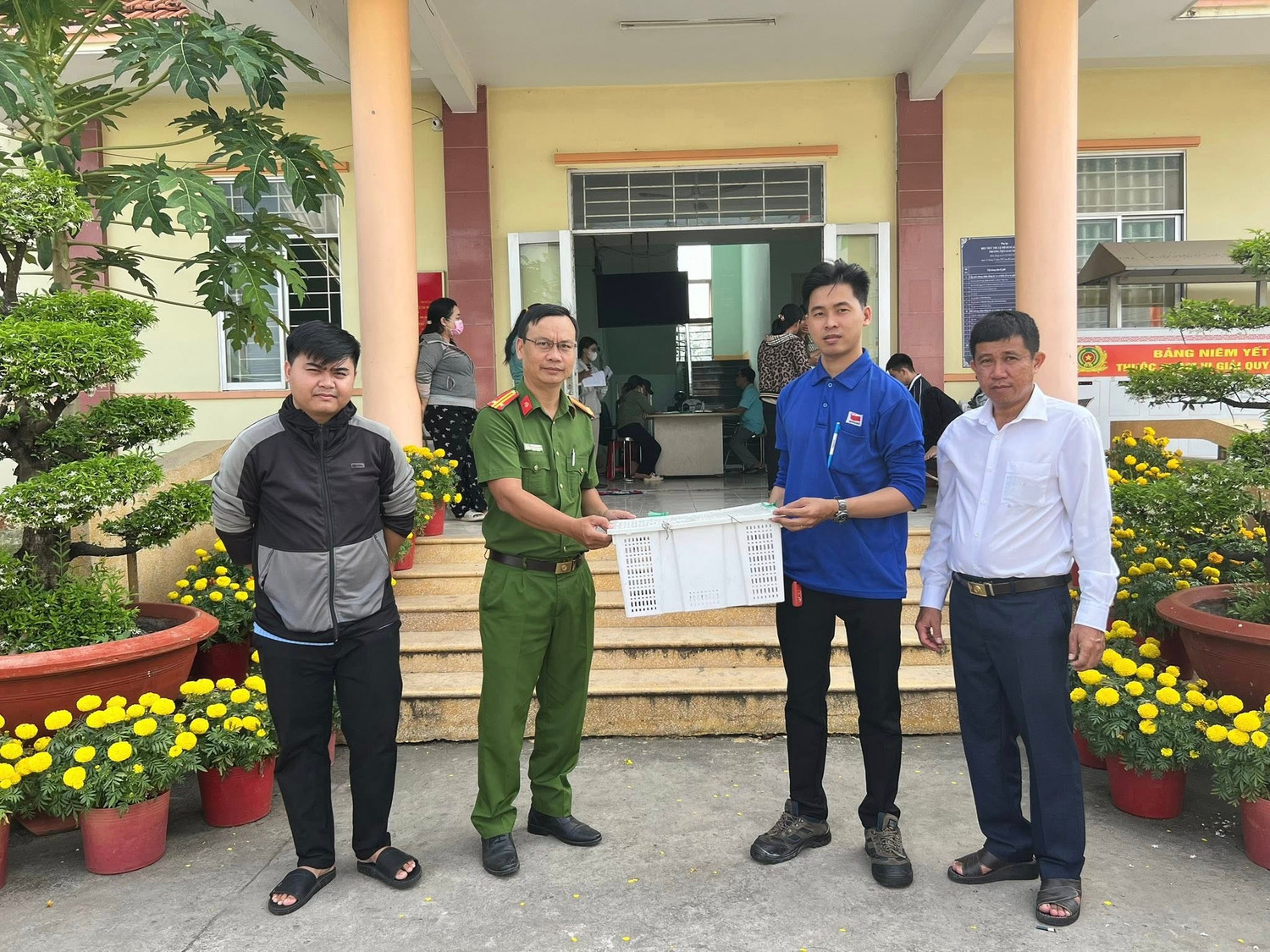 Nam thanh niên bắt được "Rồng đất" quý hiếm, vội mang nộp cho công an- Ảnh 1.