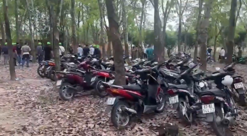 H&agrave;ng trăm cảnh s&aacute;t đột k&iacute;ch s&ograve;ng đ&aacute; g&agrave;, bắt giữ 45 người giữa ban ng&agrave;y- Ảnh 1.