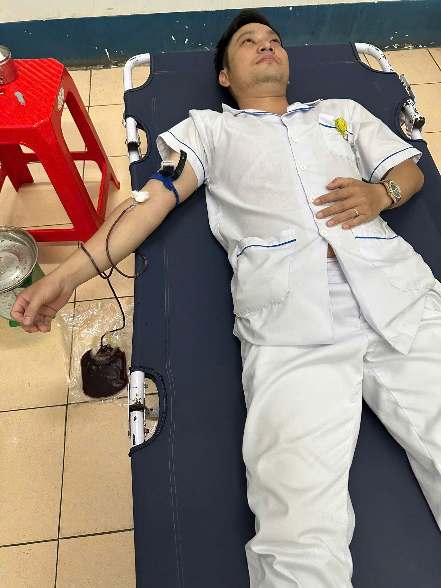 4 thầy thuốc Bệnh viện Đa khoa khu vực La Gi hiến máu cứu người giữa “giờ vàng” sinh tử- Ảnh 1. 4 thầy thuốc Bệnh viện Đa khoa khu vực La Gi hiến máu cứu người giữa “giờ vàng” sinh tử- Ảnh 1.