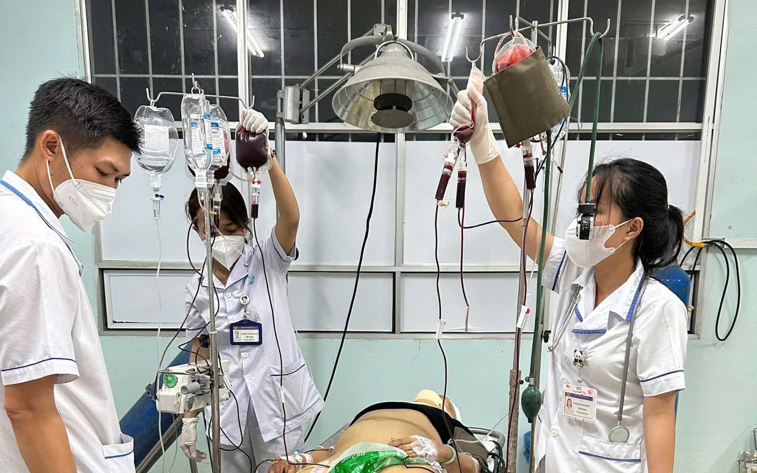 4 Thầy Thuốc Hiến Máu Cấp Cứu Trong Đêm, Cứu Sống Bệnh Nhân Tai Nạn Nghiêm Trọng