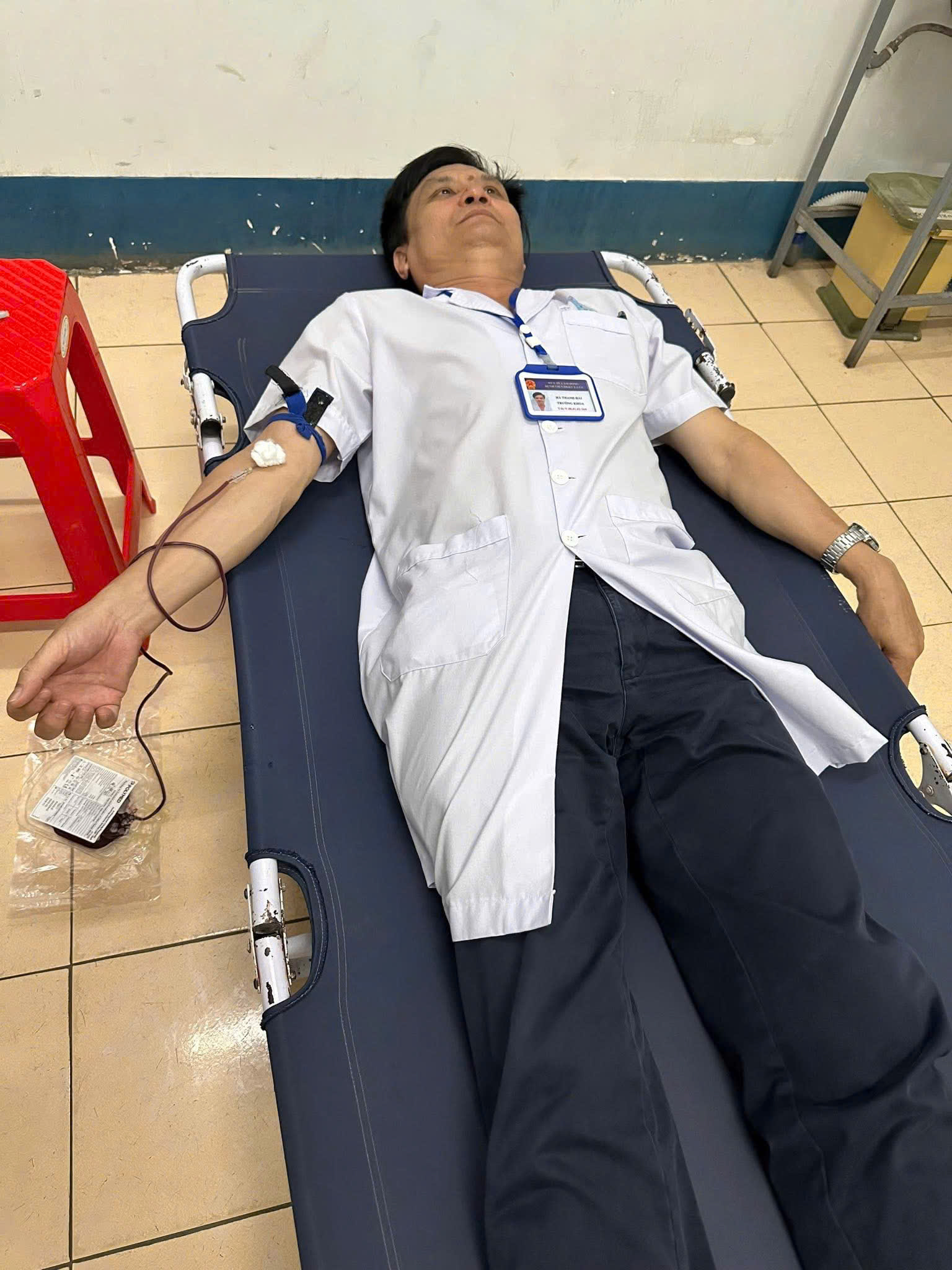 4 thầy thuốc Bệnh viện Đa khoa khu vực La Gi hiến máu cứu người giữa “giờ vàng” sinh tử- Ảnh 2. 4 thầy thuốc Bệnh viện Đa khoa khu vực La Gi hiến máu cứu người giữa “giờ vàng” sinh tử- Ảnh 2.