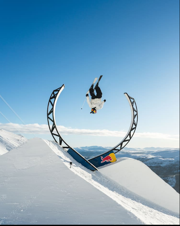 Lập kỷ lục Guinness khi trượt ski… trên ống kim loại dài hơn trăm m - Ảnh 1.