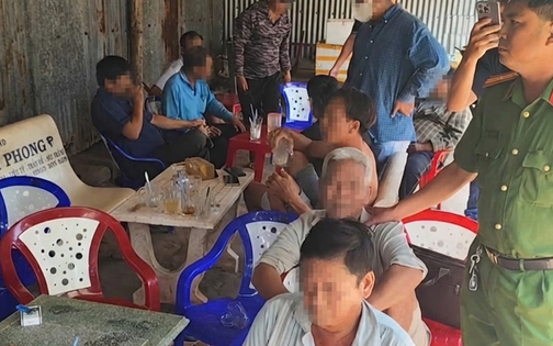 Công An Cần Thơ Bắt Quả Tang 14 Đối Tượng Cá Cược Đá Gà Trực Tuyến
