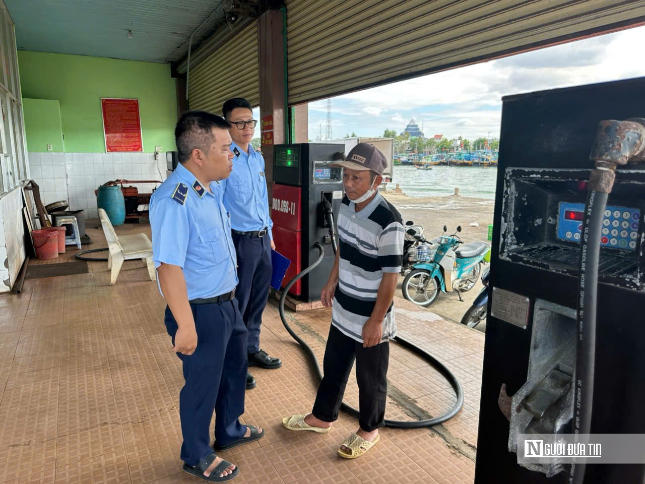 Bến cá Phan Thiết đìu hiu, hàng trăm tàu cá dè dặt ra khơi vì nhiên liệu tăng giá- Ảnh 2.
