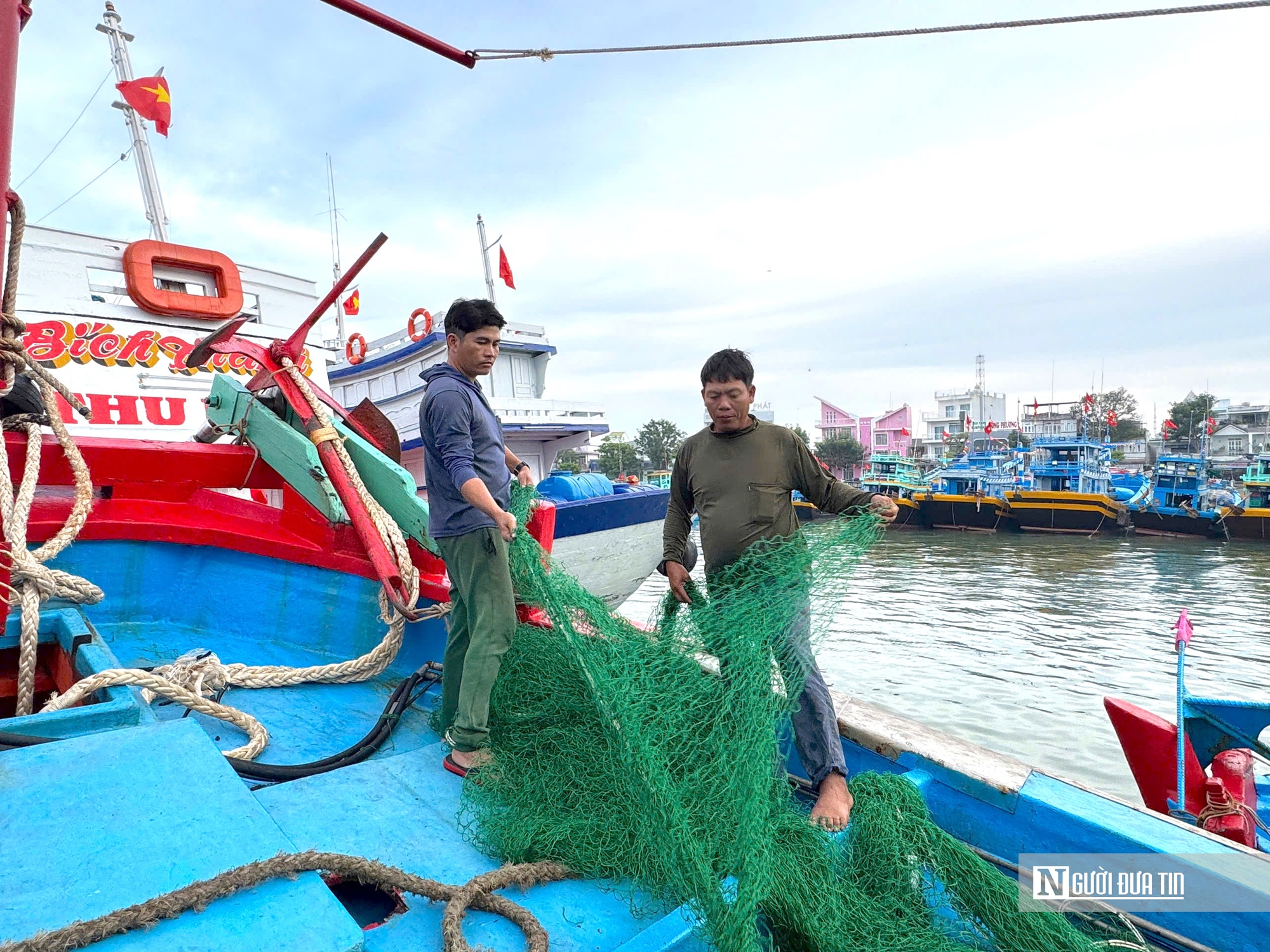 Bến cá Phan Thiết đìu hiu, hàng trăm tàu cá dè dặt ra khơi vì nhiên liệu tăng giá- Ảnh 3.