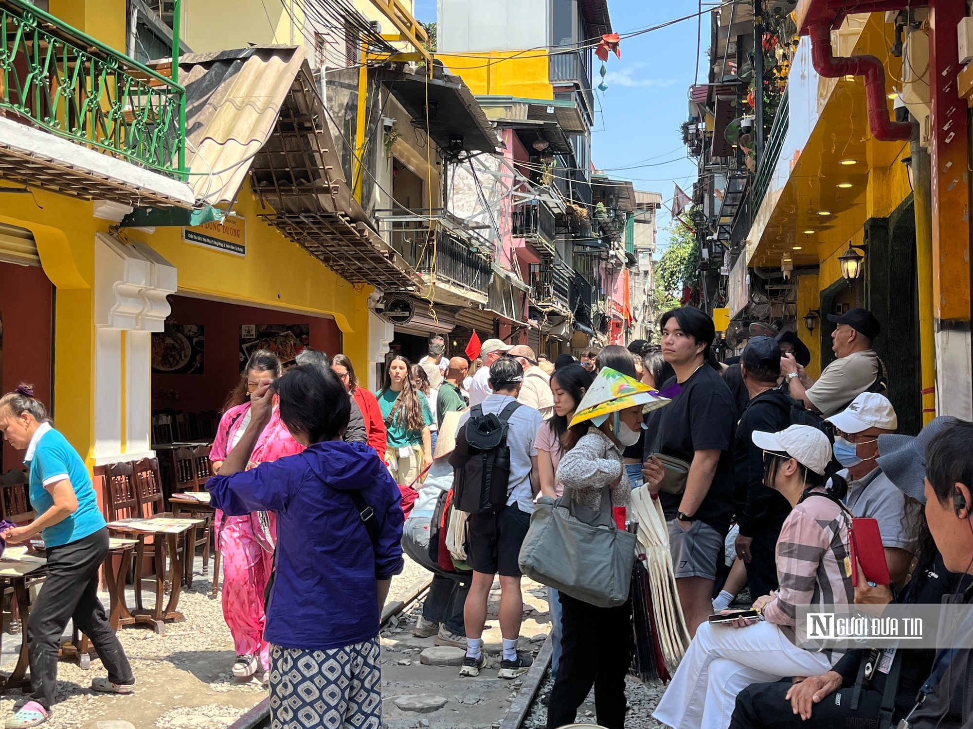 Phố cà phê đường tàu Hà Nội tiếp tục kín khách Tây dù từng bị tháo dỡ - Ảnh 7.