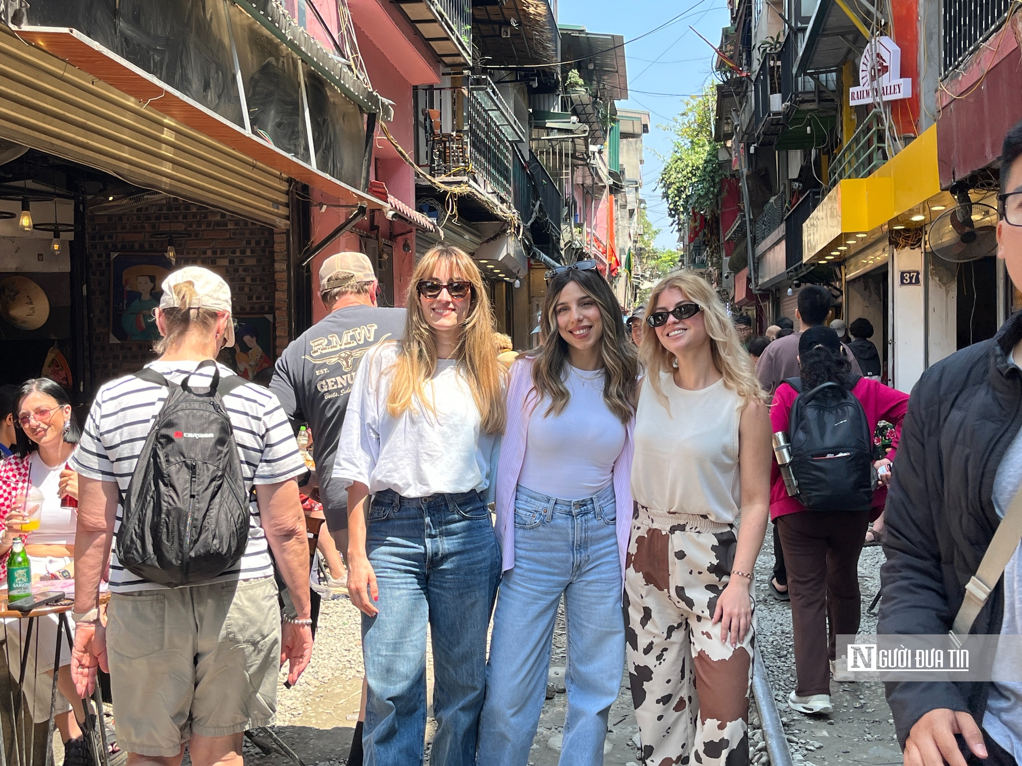 Phố cà phê đường tàu Hà Nội tiếp tục kín khách Tây dù từng bị tháo dỡ - Ảnh 14.