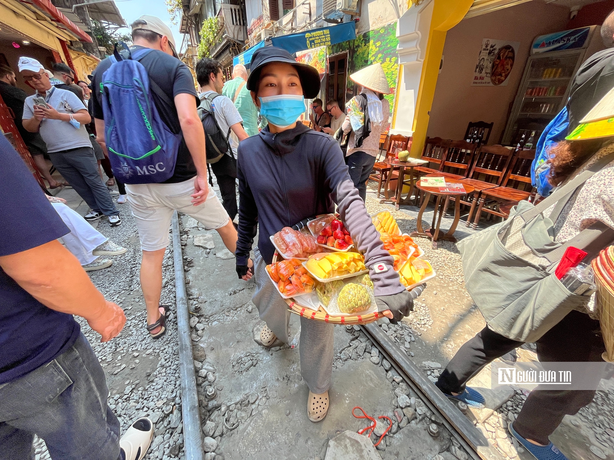 Phố cà phê đường tàu Hà Nội tiếp tục kín khách Tây dù từng bị tháo dỡ - Ảnh 15.