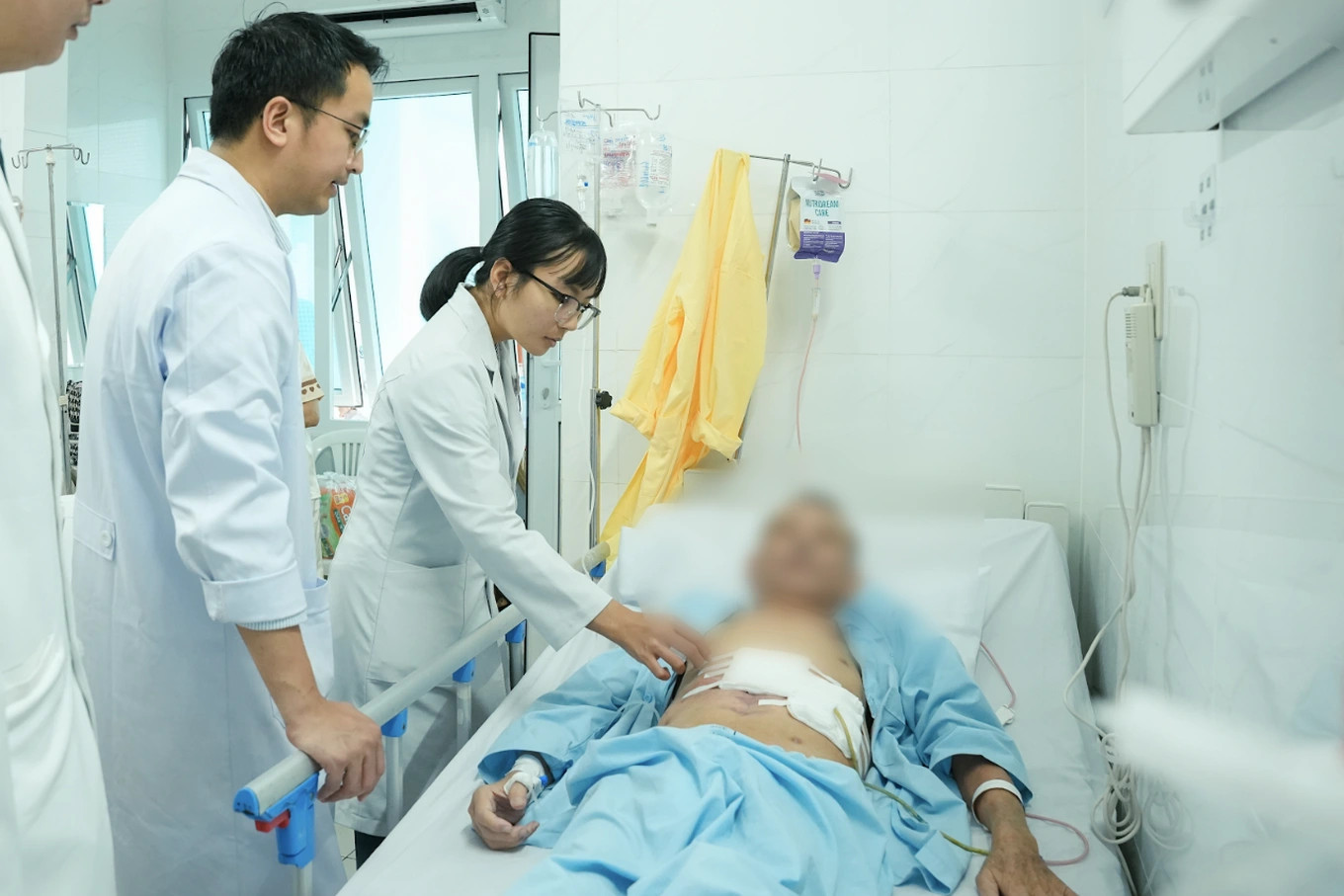 Người đàn ông bị thủng dạ dày, ngưng tim trên bàn mổ do đau bụng nhưng tự uống thuốc tại nhà - Ảnh 1.