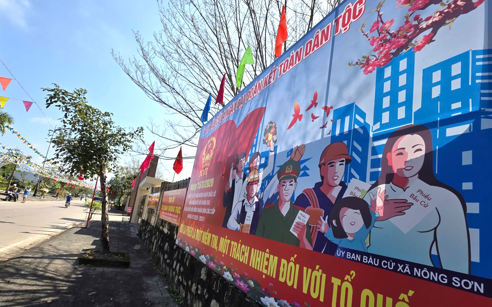 Đưa th&ocirc;ng tin bầu cử &ldquo;đi từng ng&otilde;, đến từng rẫy&rdquo; ở v&ugrave;ng n&uacute;i v&agrave; v&ugrave;ng đồng b&agrave;o Chăm- Ảnh 7.