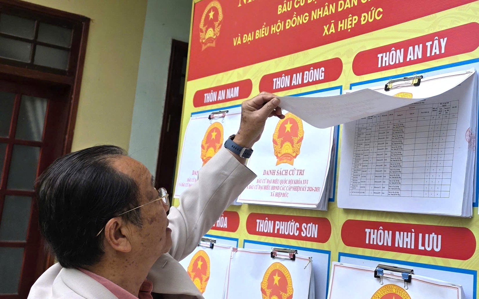 Xã Hiệp Đức vận động người dân mặc áo dài đi bỏ phiếu trong ngày hội bầu cử