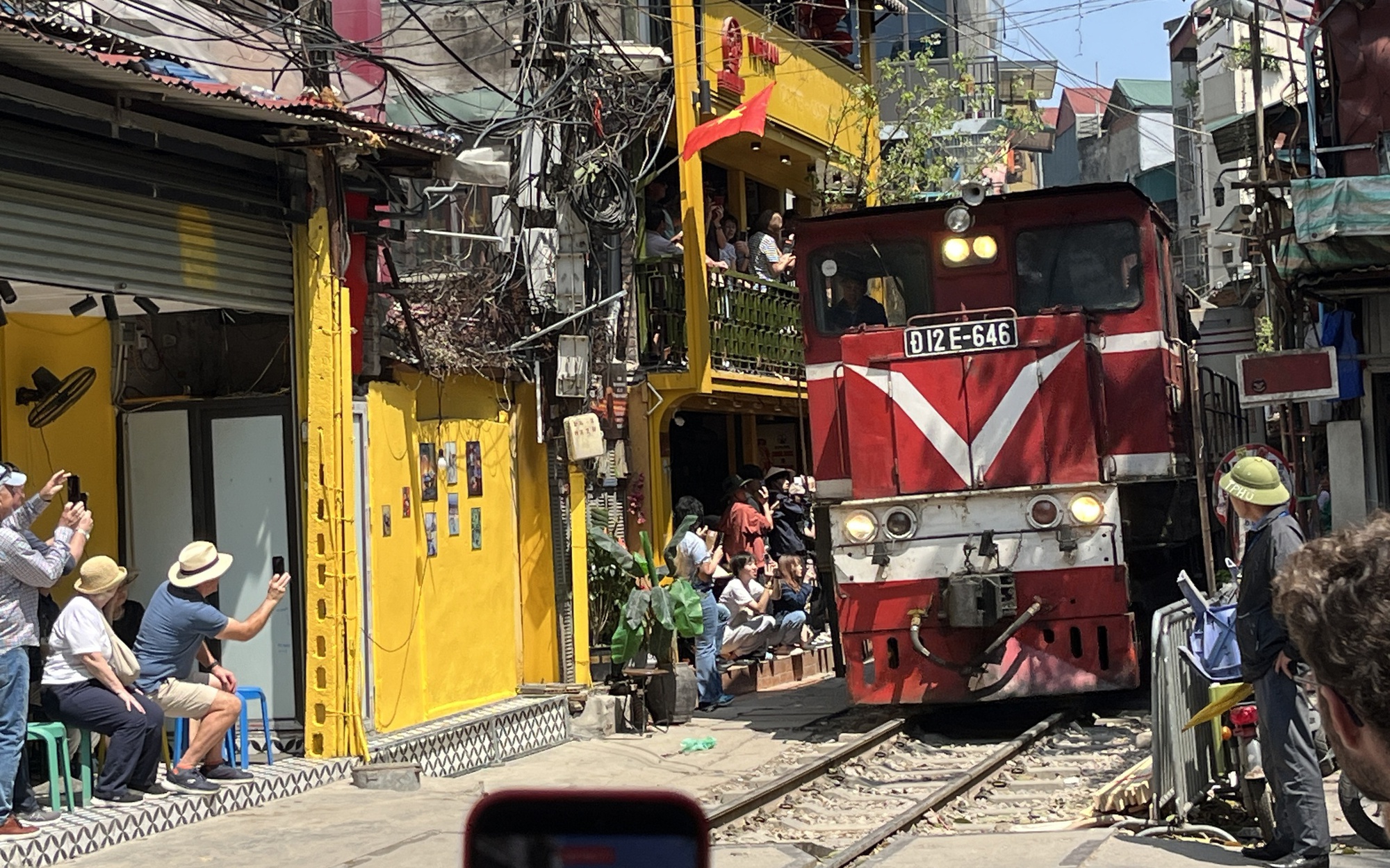Phố Cà Phê Đường Tàu Hà Nội Vẫn Tấp Nập Khách Dù Đã Tháo Dỡ Vi Phạm
