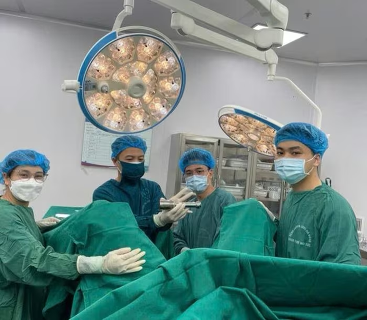 Nam thanh niên 15 tuổi đau bụng dữ dội, bác sĩ gắp ra thứ "đáng sợ" bên trong  - Ảnh 2.