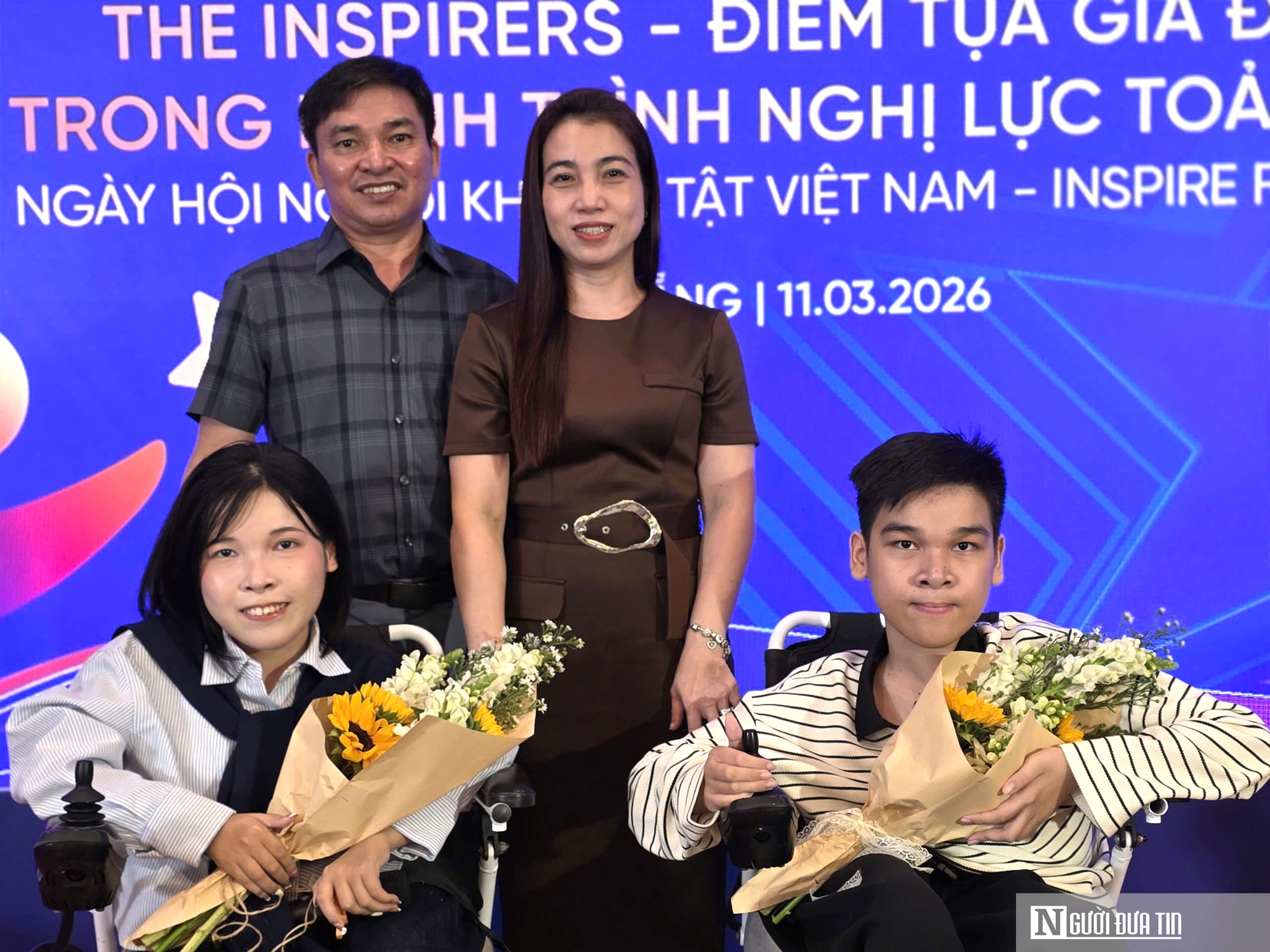 Cha mẹ làm “đôi chân” đưa hai con mắc bệnh hiếm đến ước mơ- Ảnh 1.