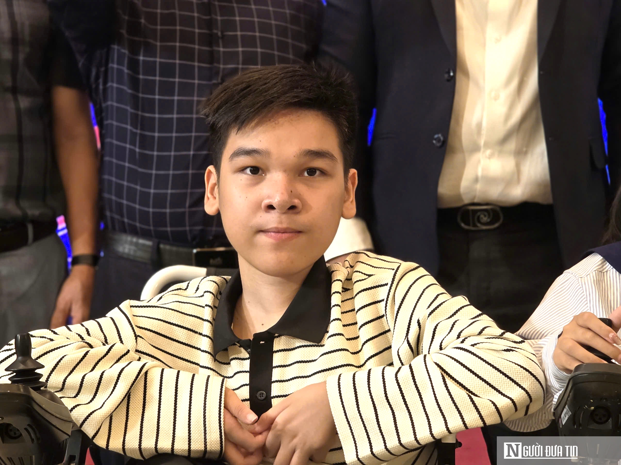 Cha mẹ làm “đôi chân” đưa hai con mắc bệnh hiếm đến ước mơ- Ảnh 3.