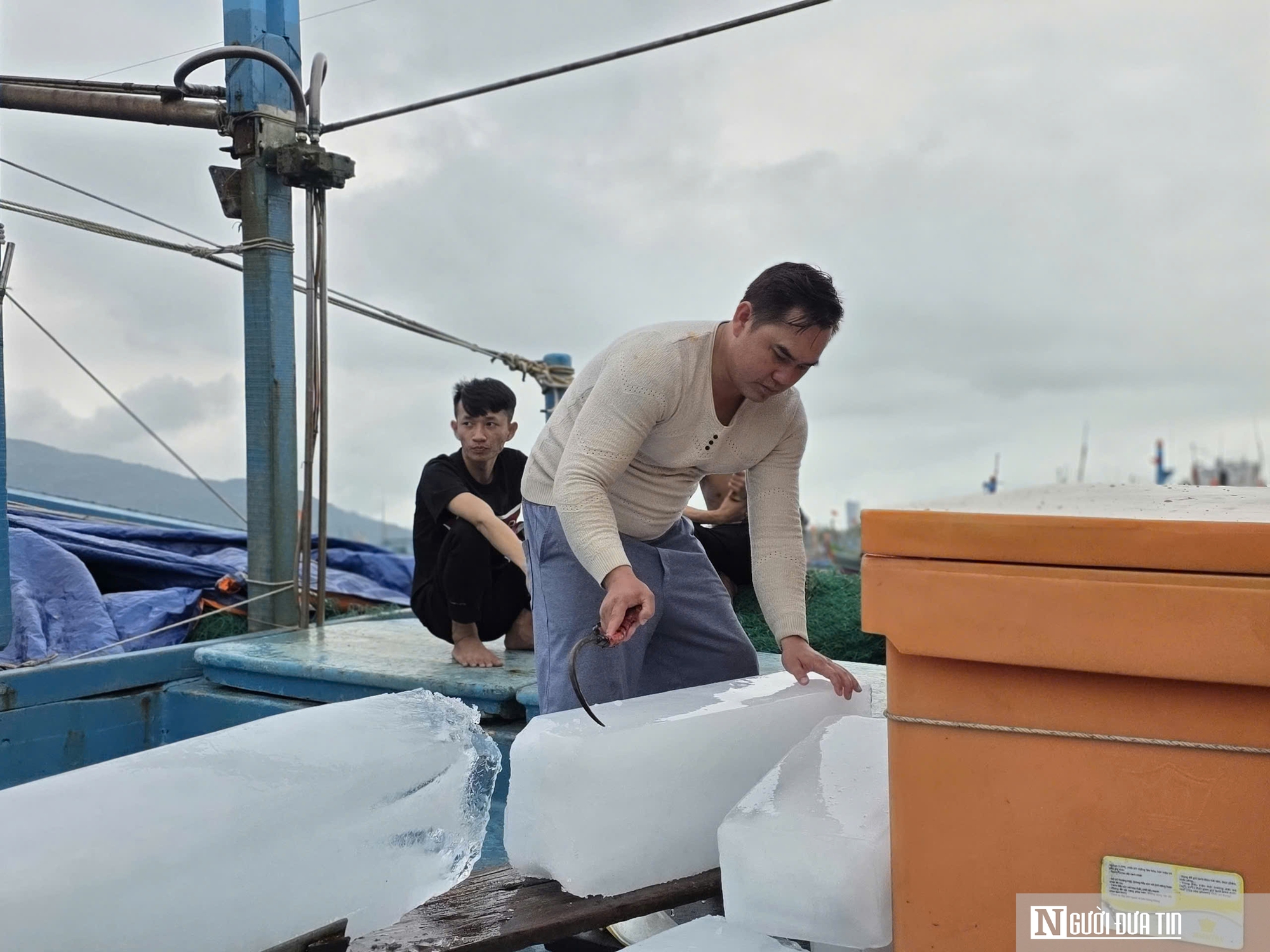 Dầu tăng giá, ngư dân neo bờ chưa dám vươn khơi vì lo thua lỗ- Ảnh 2.