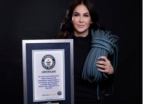  C&ocirc; g&aacute;i chinh phục li&ecirc;n tiếp 3 &ldquo;n&oacute;c nh&agrave; thế giới&rdquo; đạt kỷ lục Guinness khiến giới leo n&uacute;i "ngả mũ" - Ảnh 1.