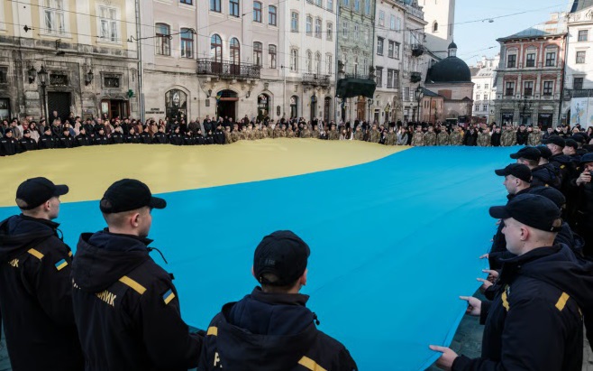 Tổng thống Donald Trump sẽ xuất 172 triệu th&ugrave;ng dầu từ Kho dự trữ dầu mỏ chiến lược - Ảnh 1.