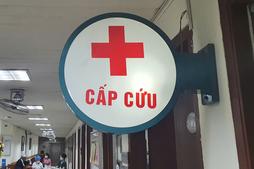 Nằm võng ăn bánh theo cách "lạ" nam sinh rơi vào tình thế nguy hiểm - Ảnh 1.