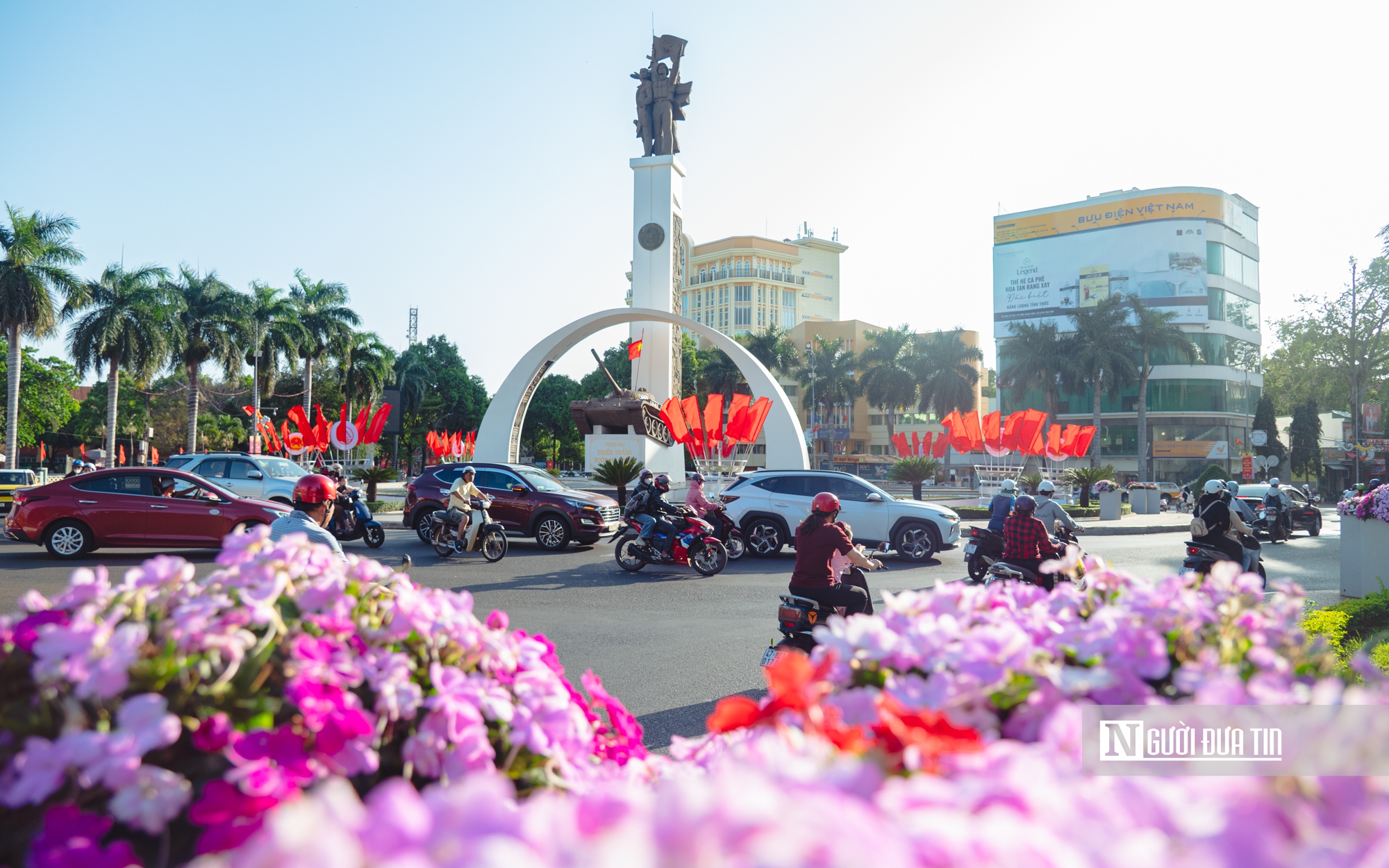 Không khí bầu cử rộn ràng tại Đắk Lắk với cờ hoa, pano tuyên truyền rực rỡ