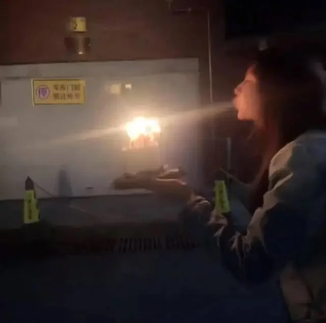 Nữ diễn vi&ecirc;n 27 tuổi bị bỏng nặng v&igrave; bắt trend "b&aacute;nh sinh nhật phun lửa"- Ảnh 2.