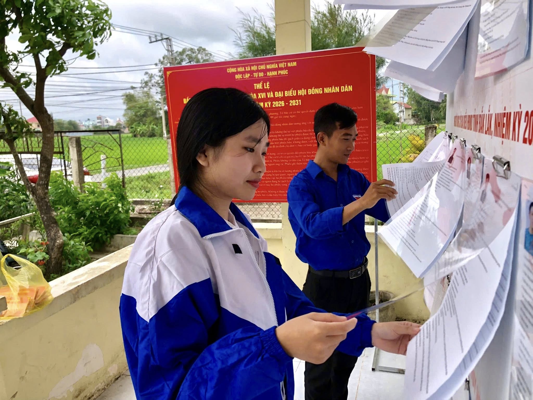 Cử tri trẻ Đắk Lắk háo hức lần đầu bỏ phiếu với nhiều kỳ vọng thiết thực- Ảnh 1.