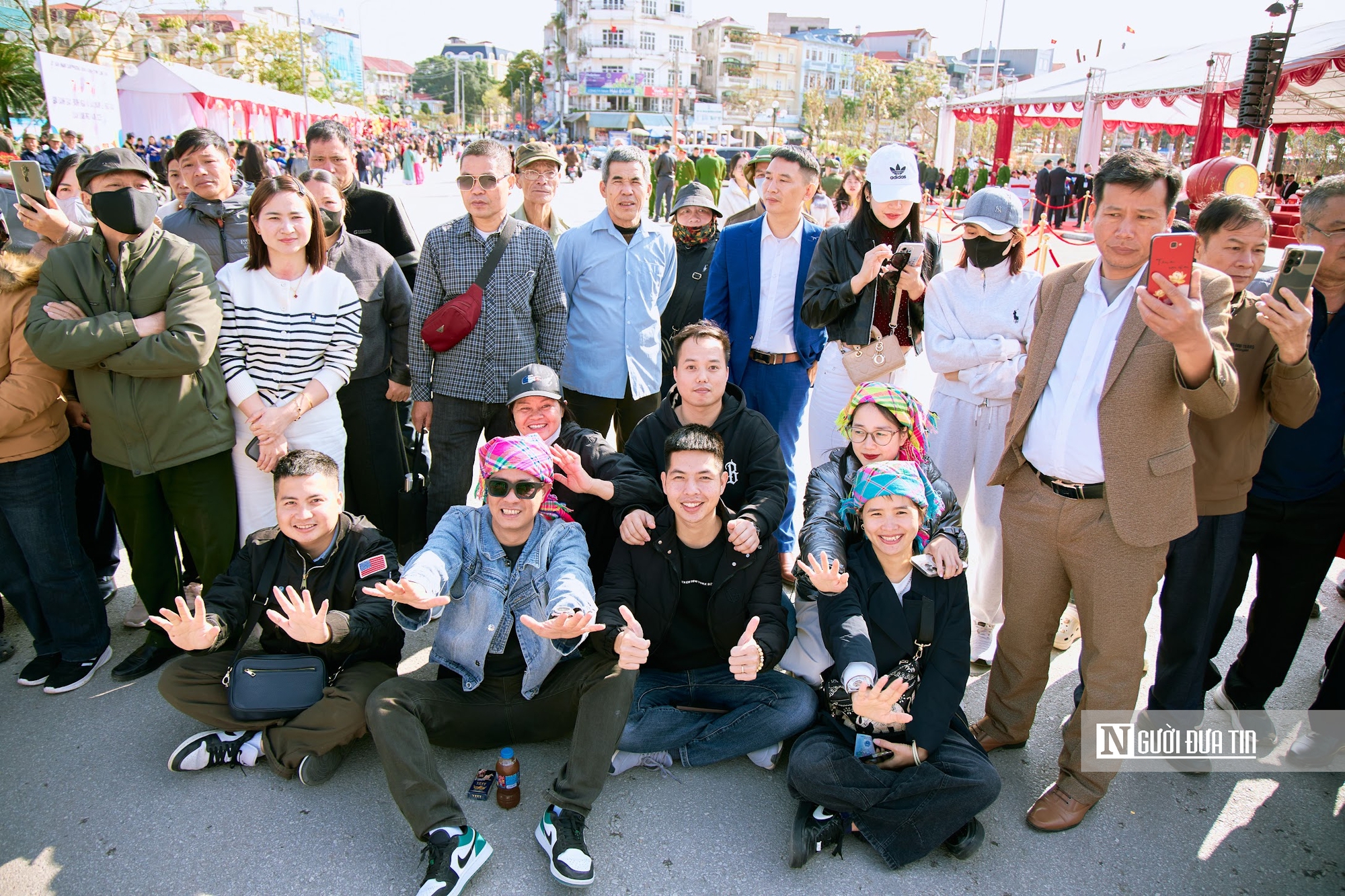 Lạng Sơn “cháy” phòng mùa lễ hội, người dân mở cửa đón khách miễn phí - Ảnh 8.