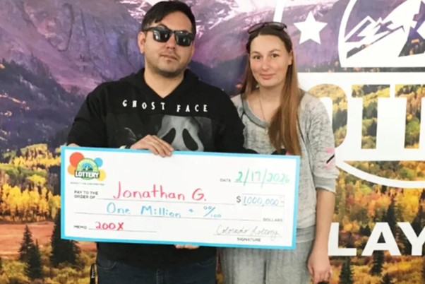 Mua v&eacute; số để &ldquo;xả xui&rdquo;, người đ&agrave;n &ocirc;ng tr&uacute;ng giải độc đắc 1 triệu USD - Ảnh 1.