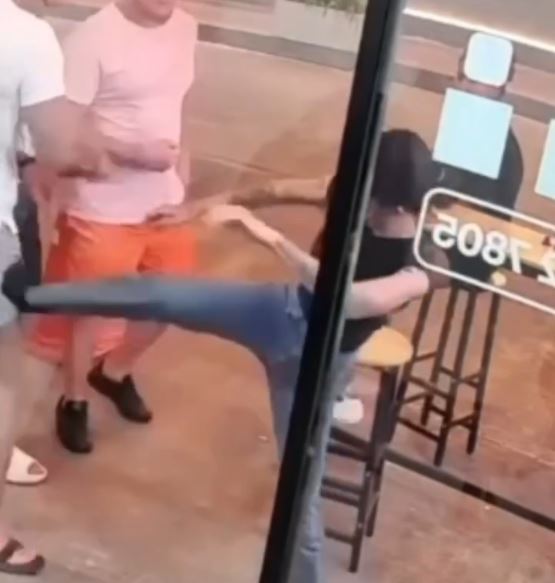 Bị g&atilde; đ&agrave;n &ocirc;ng s&agrave;m sỡ, nữ thợ xăm "tung cước" đ&aacute;p trả - Ảnh 2.