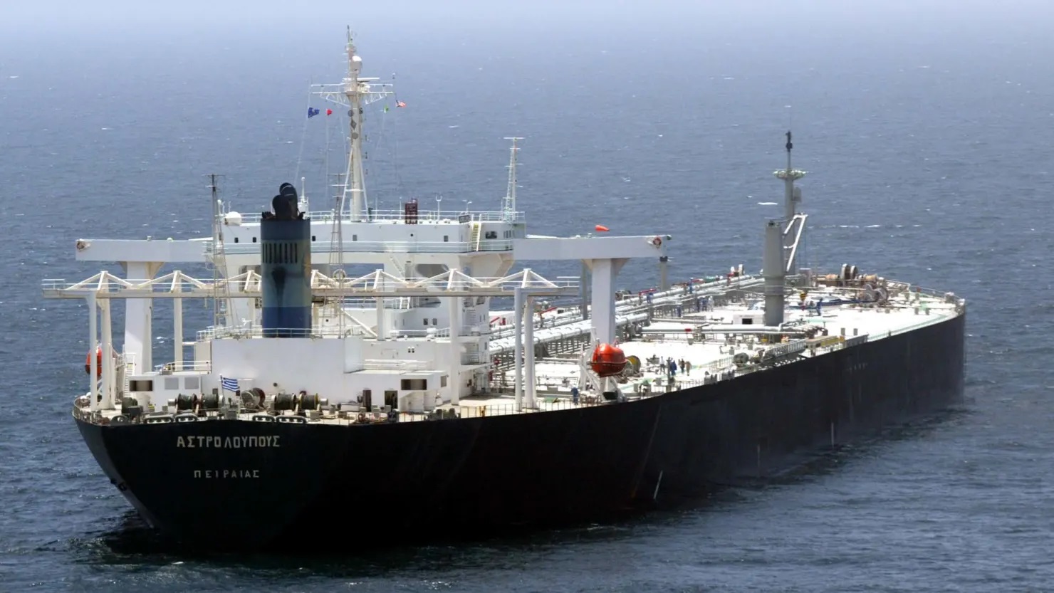 Mỹ cho phép tạm thời mua dầu Nga đang trên biển - Ảnh 1.