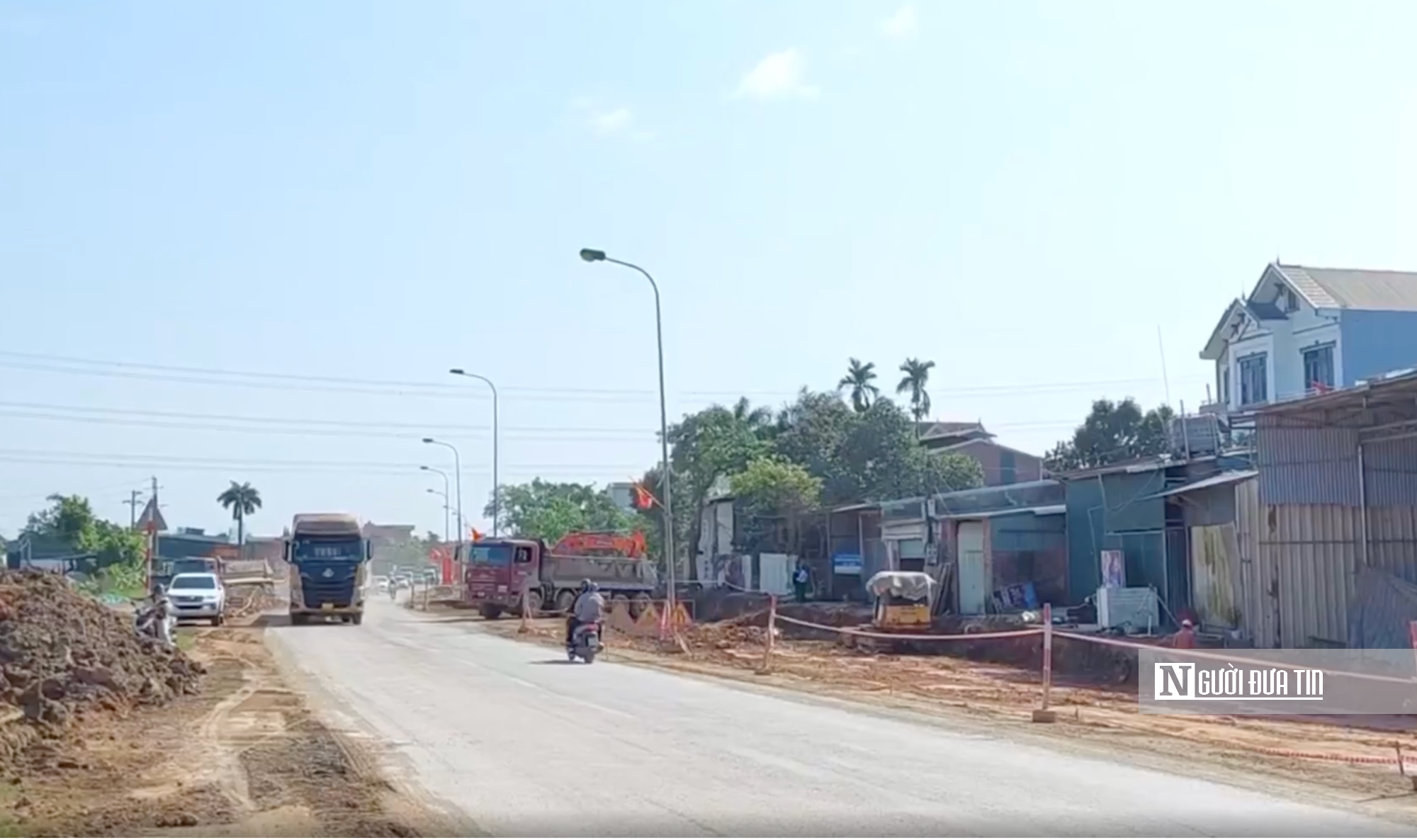 Người dân chung tay bàn giao mặt bằng, đẩy nhanh dự án nâng cấp Quốc lộ 6 Ba La – Xuân Mai - Ảnh 1.