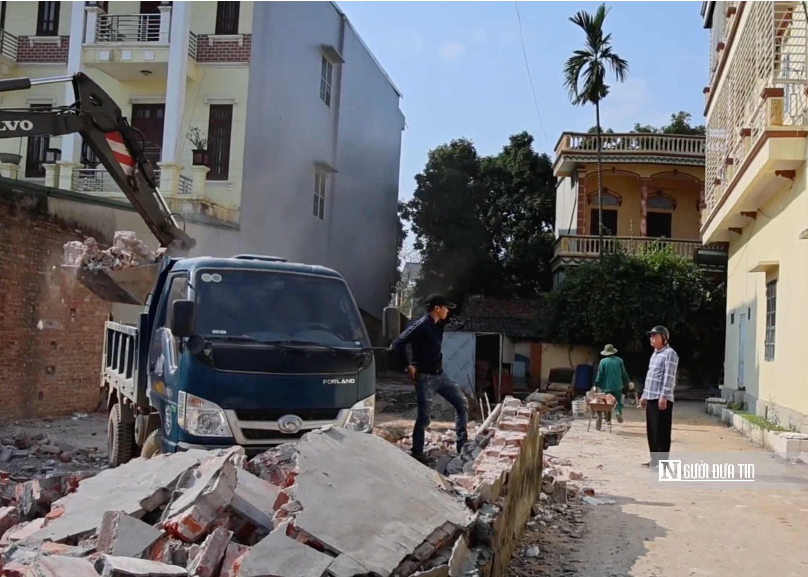 Người dân chung tay bàn giao mặt bằng, đẩy nhanh dự án nâng cấp Quốc lộ 6 Ba La – Xuân Mai - Ảnh 4.