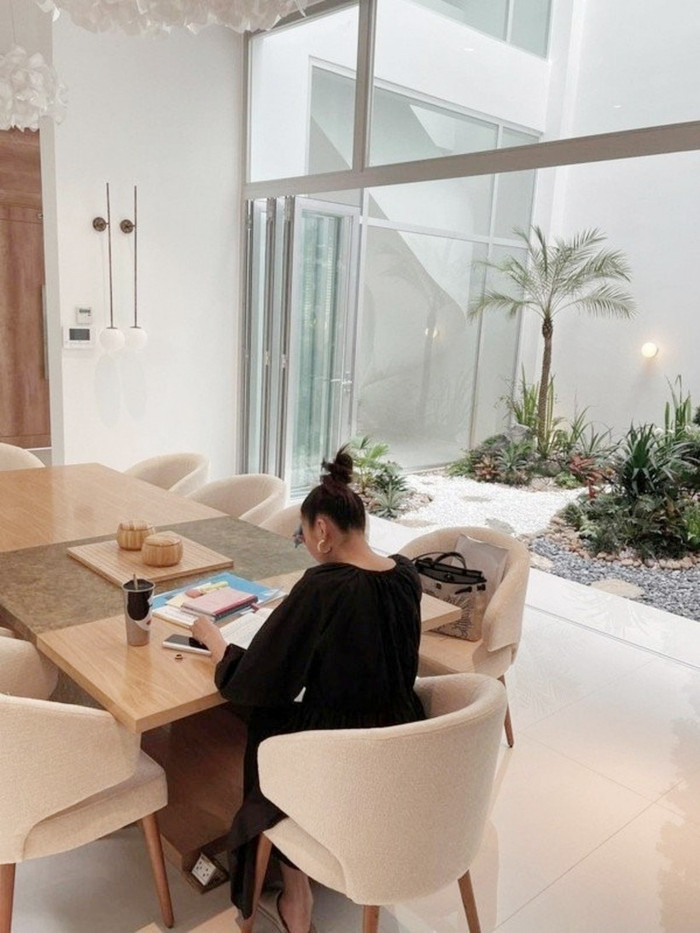 Hé lộ cuộc sống trong biệt thự bề thế rộng 1.000m2 của siêu mẫu sở hữu đôi chân dài cực phẩm- Ảnh 4. Hé lộ cuộc sống trong biệt thự bề thế rộng 1.000m2 của siêu mẫu sở hữu đôi chân dài cực phẩm- Ảnh 4.