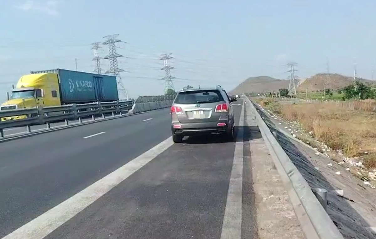 Xử phạt 13 triệu đồng, trừ 4 điểm GPLX tài xế dừng xe để ngủ trên làn dừng khẩn cấp cao tốc- Ảnh 1. Xử phạt 13 triệu đồng, trừ 4 điểm GPLX tài xế dừng xe để ngủ trên làn dừng khẩn cấp cao tốc- Ảnh 1.
