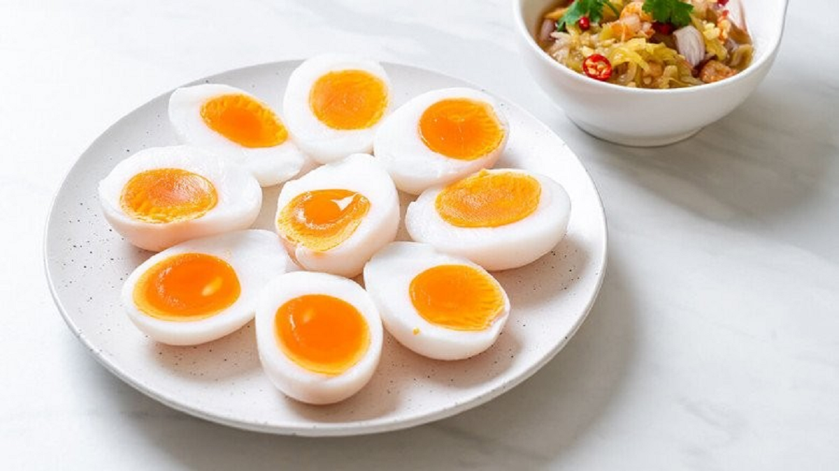 Người đàn ông 42 tuổi bất ngờ tử vong sau khi ăn trứng theo cách 