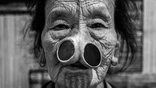 Làm đẹp kinh dị: Cải tạo bản thân, đục mũi, thủng môi để đẹp - Ảnh 2. Làm đẹp kinh dị: "Cải tạo" bản thân, đục mũi để đẹp - Ảnh 3.