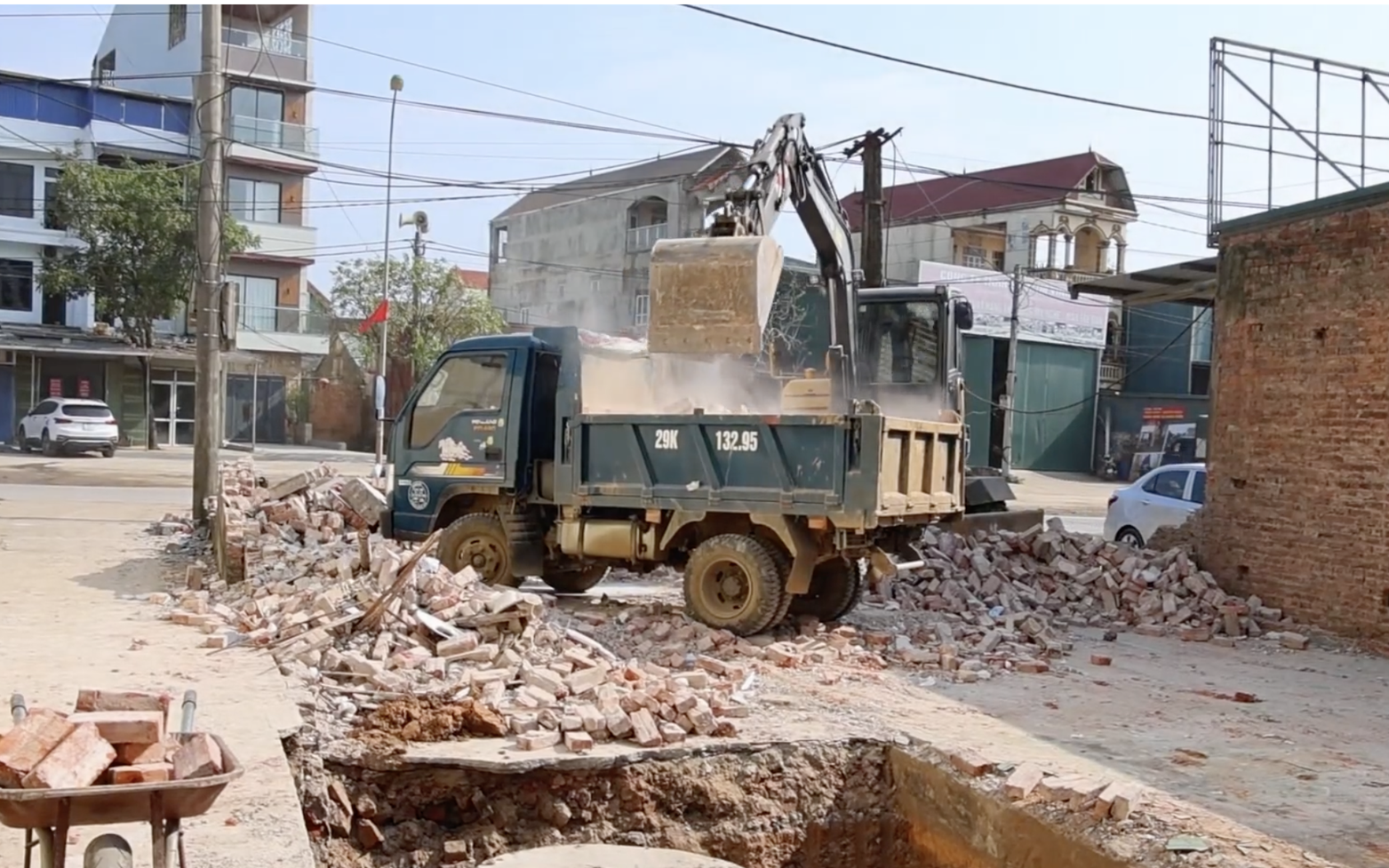 Dân thôn Nghĩa Hảo chủ động tháo dỡ nhà cửa, ủng hộ dự án nâng cấp Quốc lộ 6