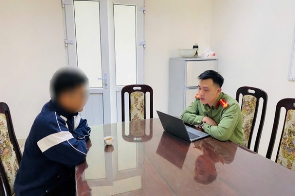 Đăng tin "xăng c&ograve;n l&ecirc;n 40 ngh&igrave;n", nh&acirc;n vi&ecirc;n b&aacute;n xe điện bị phạt 7,5 triệu đồng - Ảnh 1.