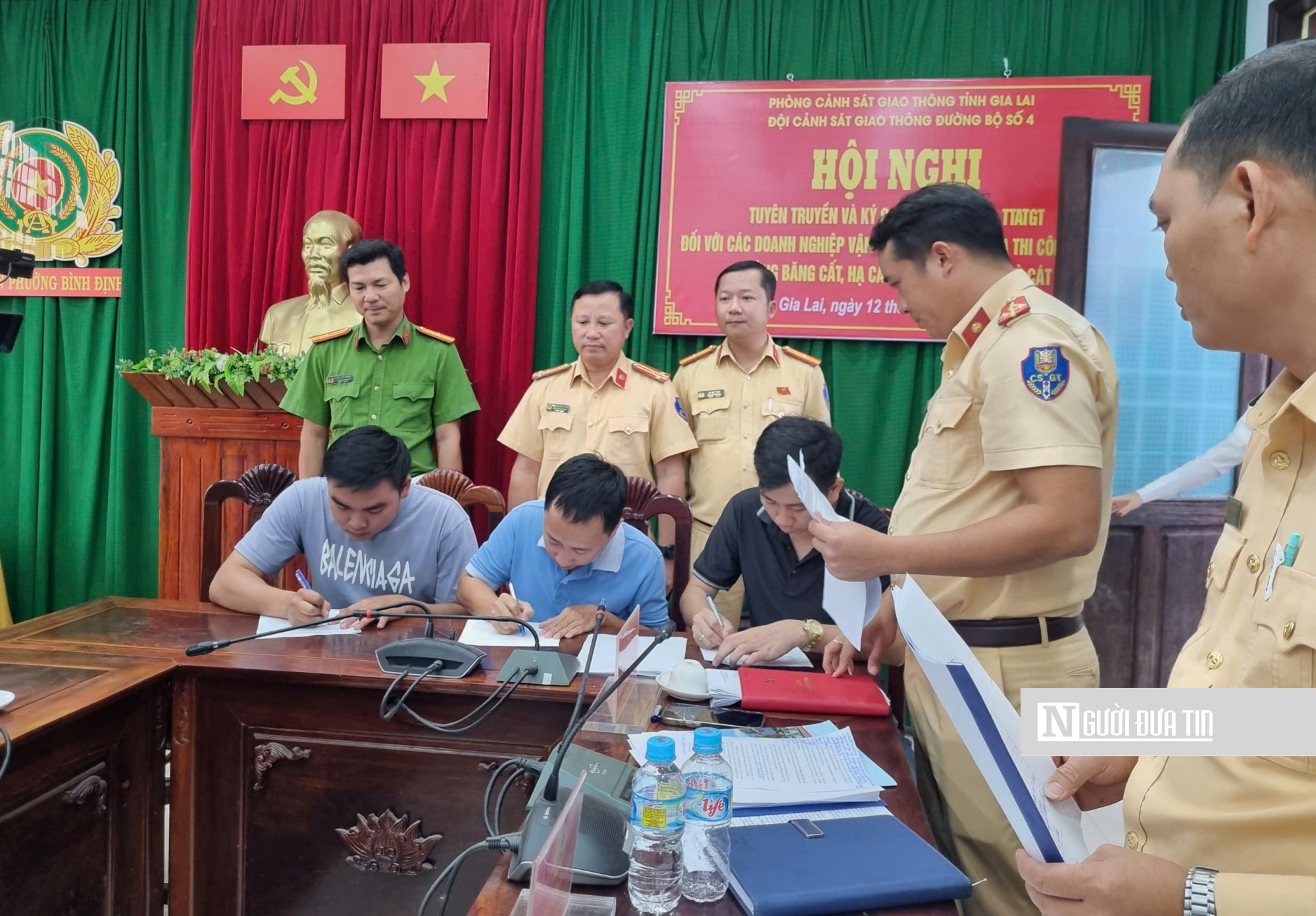 Gia Lai: Ký cam kết, xử lý nghiêm vi phạm giao thông khi vận chuyển vật liệu thi công dự án Cảng hàng không Phù Cát- Ảnh 4.