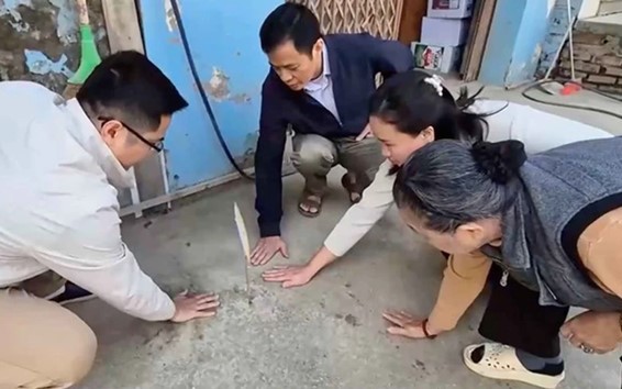 Vỉa hè Hà Nội nóng bất thường 40-50°C do dây điện hở chạm cột thu lôi