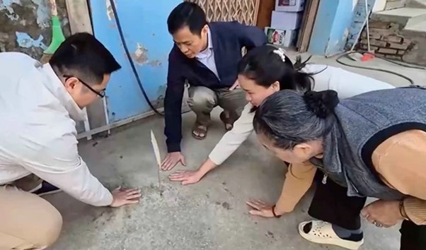 Đ&atilde; t&igrave;m ra nguy&ecirc;n nh&acirc;n l&agrave;m đoạn vỉa h&egrave; n&oacute;ng l&ecirc;n bất thường 40-50&deg;C ở H&agrave; Nội - Ảnh 1.