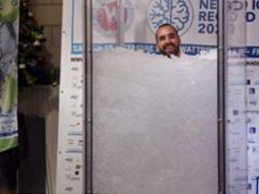 Người đàn ông đứng giữa tủ đá -18°C suốt hơn 2,5 giờ, lập kỷ lục Guinness khiến nhiều người “rùng mình”- Ảnh 1.