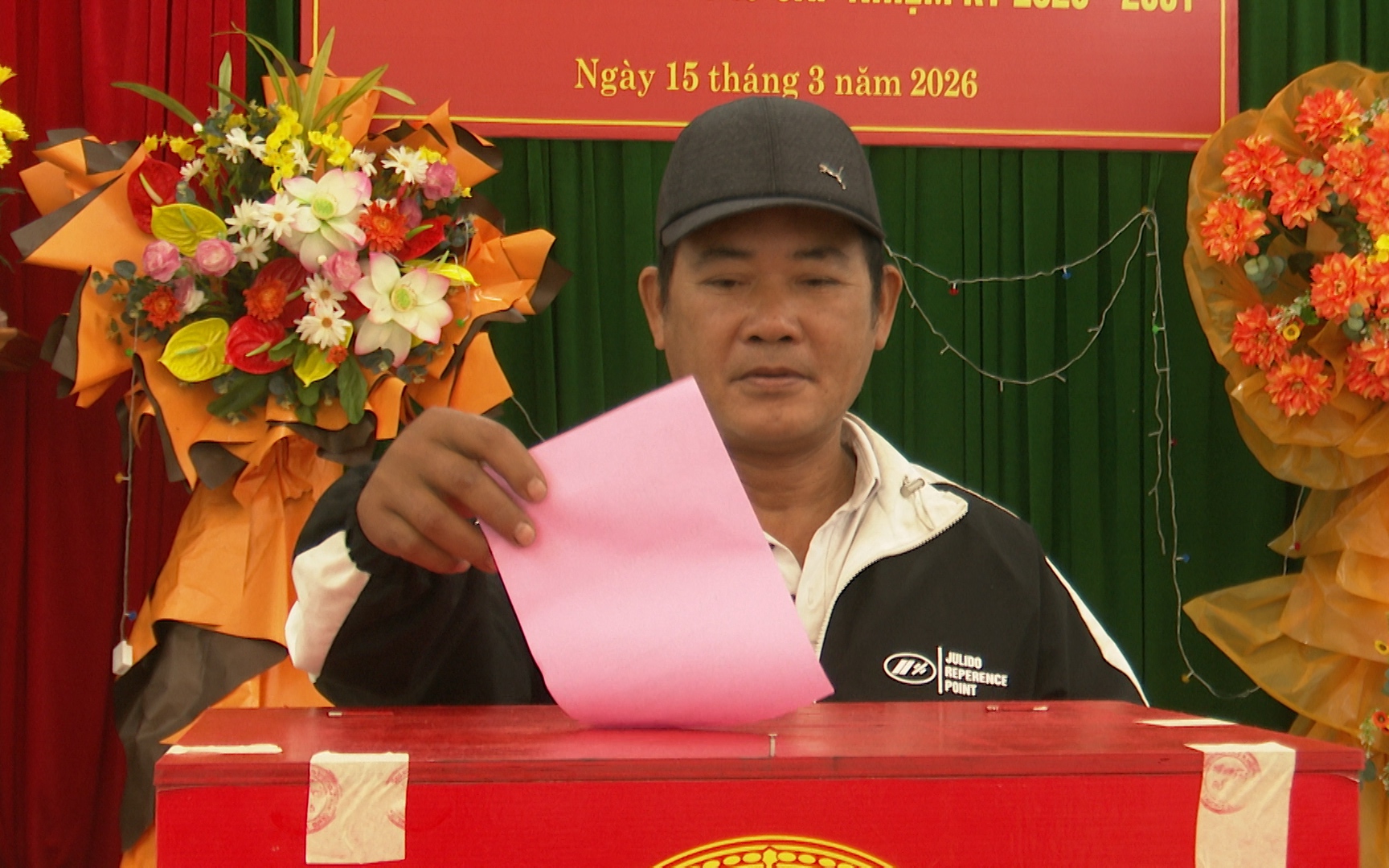 Ngư dân Quảng Trị chủ động về đất liền, cụ ông hơn 100 tuổi tham gia bầu cử