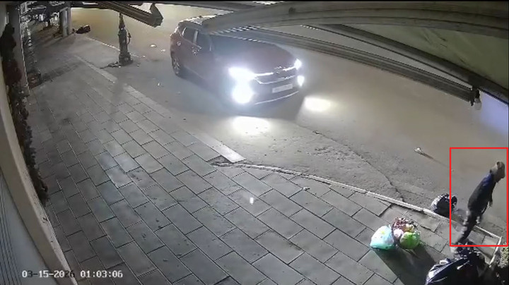 Hải Ph&ograve;ng: Một l&aacute;i xe &ocirc; t&ocirc; lao l&ecirc;n vỉa h&egrave;, t&ocirc;ng g&atilde;y ch&acirc;n người phụ nữ rồi bỏ chạy- Ảnh 1.