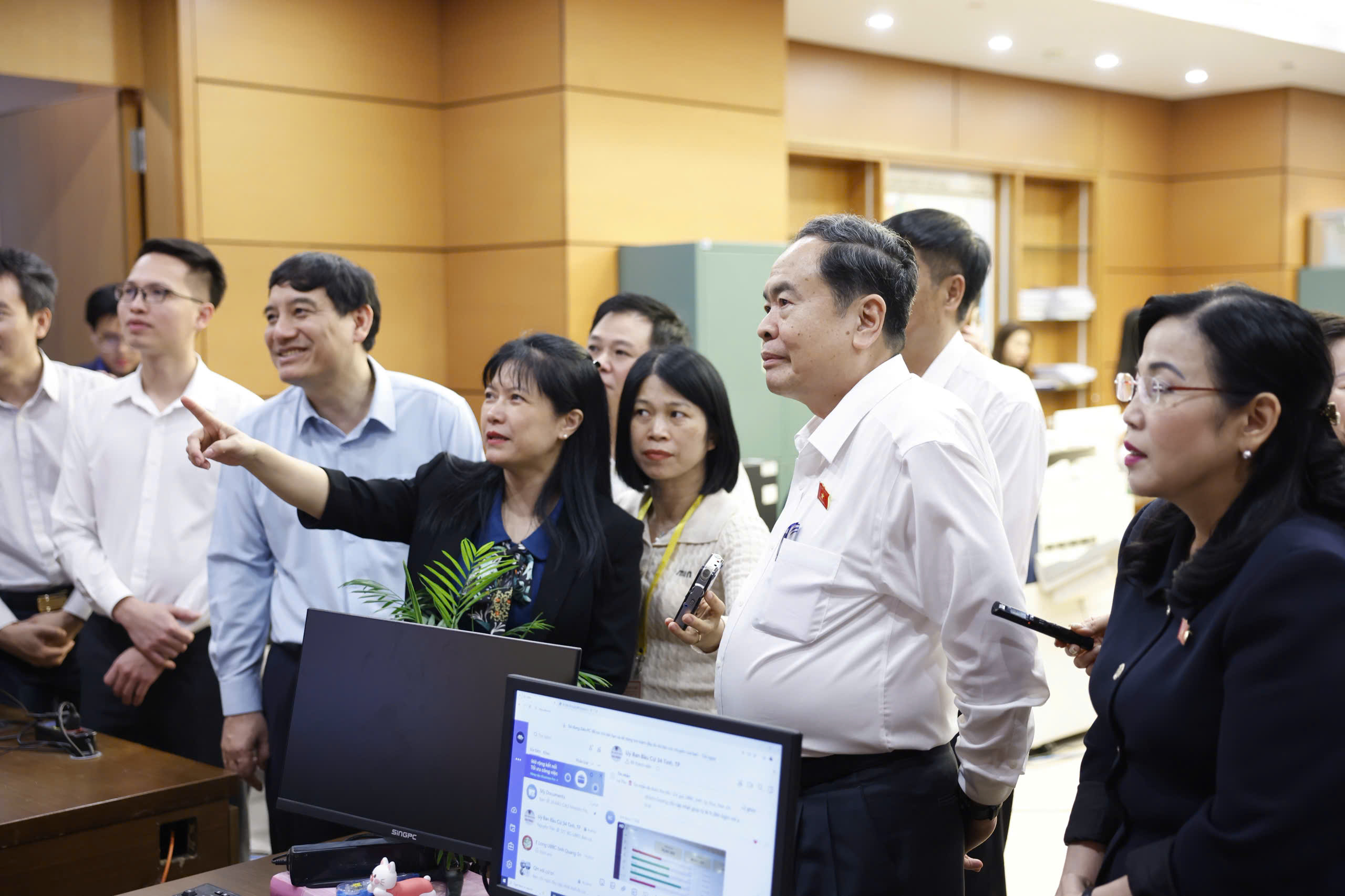 Chủ tịch Quốc hội thăm, động viên phóng viên báo chí tác nghiệp bầu cử tại Nhà Quốc hội - Ảnh 3.