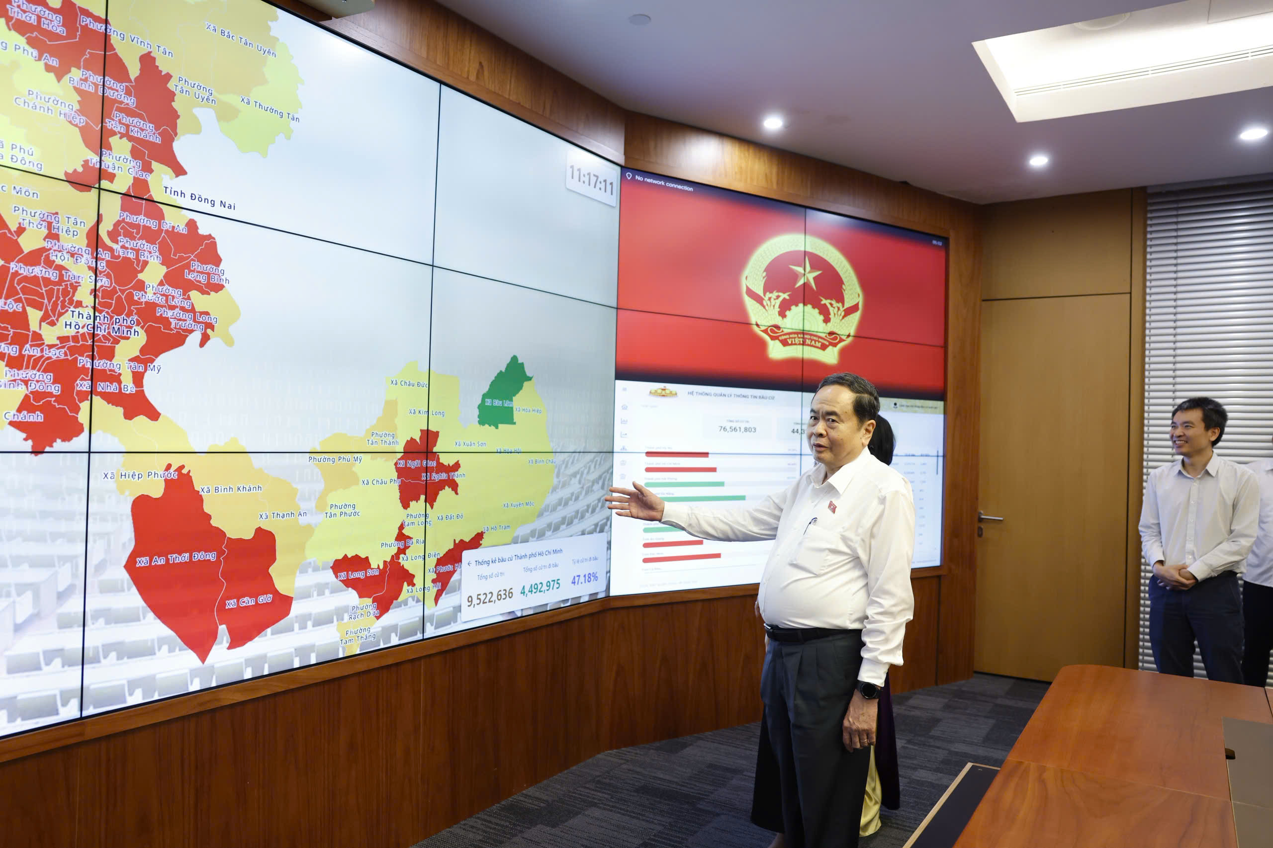 Chủ tịch Quốc hội thăm, động viên phóng viên báo chí tác nghiệp bầu cử tại Nhà Quốc hội - Ảnh 4.