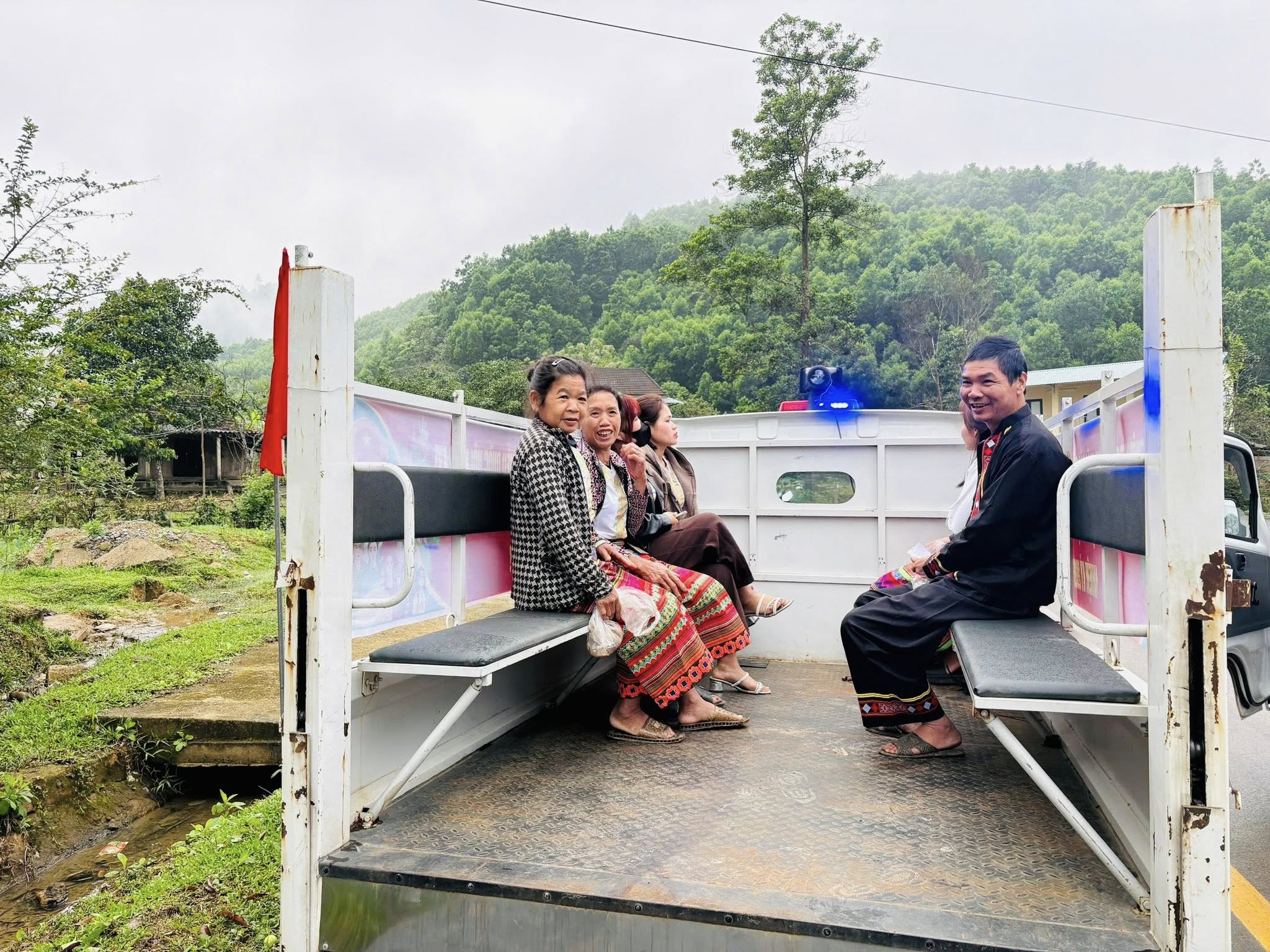 Hà Tĩnh: Dùng xe chuyên dụng hỗ trợ cử tri dân tộc Chứt đi bỏ phiếu- Ảnh 2. Hà Tĩnh: Dùng xe chuyên dụng hỗ trợ cử tri dân tộc Chứt đi bỏ phiếu- Ảnh 2.